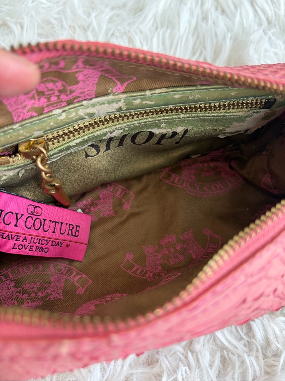 Juicy Couture Pink Y2K Vintage barrel bag with Gold Hardware. Collectible. Rare - Picture 7 of 15